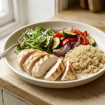 Pollo a la plancha con ensalada y quinoa